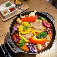 やさいの王様 用賀店 - 丸ごとパプリカハンバーグとお野菜のチーズフォンデュトマト鍋
