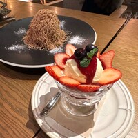 やさいの王様 用賀店 - ベリーベリーパフェ（税込780円）
                生搾りアイスモンブラン（税込1,380円）