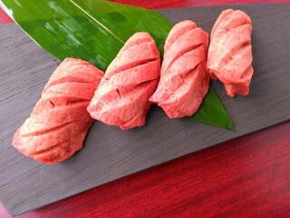 Akami Yakiniku Reddo Guriru - 特撰厚切り牛タン塩。人気です！