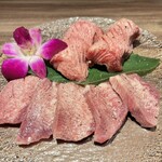 焼肉ダイニング MEGUMI - 上: 厚切りタン、下: 上白タン