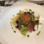 コーヒーパーラー ヒルトップ - 自家製タスマニアサーモンの燻製、セルクル仕立て、シブレットソース