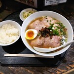 Mu Min - むーみんラーメン(小ライスと漬物がサービス)。