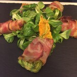 Trattoria Zà Zà - ルーコラとグアンチャーレのサラダも塩味が効いています