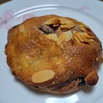 たま木亭 - ブルーベリーくるみクリームパン 税込302円