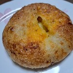 たま木亭 - 角切りベーコンとチェダー、ゴーダチーズのパン 税込421円