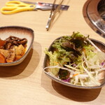 Yakiniku Kudaya - サラダと牛筋