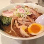 頑者 - 特製ラーメン、大盛り！  魚粉しっかり熱々スープ。イイね！  今日は他のお客様もラーメンを注文されていたな。冬はアツアツのラーメンもイイよね  