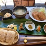 和風カフェ　はらいそ - 田舎定食。玄米おにぎり２個で値段が変わります。700円か800円くらい。