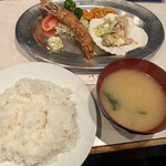 キッチン きく - エビフライとコールミートサラダ　¥500-(税別)
