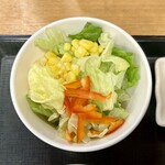 Nakau - サラダ・みそ汁セット ¥190 のサラダ
