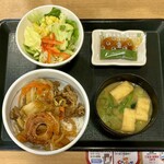 Nakau - 牛すき丼 ¥530 ＋ サラダ・みそ汁セット ¥190