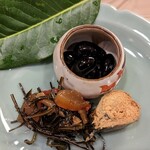 割烹　梅津 - お付きだし　松前漬けや黒豆　新年を感じるもの