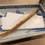 割烹　梅津 - 大将から　先ほどの笹鰈の骨煎餅