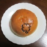 セブンイレブン - ”義母と娘のブルース” と セブンイレブンの 特別コラボ企画の ”麦田のあんパン” 168円（税別）。ドラマと同じで あんパンに四葉のクローバーが刻印されています。