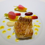 ロオジエ - 甘鯛のうろこ焼き 蕪のデクリネゾン ほんのりエピスを効かせた赤い野菜のピュルプ