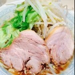 陸 尾山台店 - らーめん680円、野菜増し無料
                                
                                上町で人気の二郎系“陸"去年から気になってましたがようやく来訪。(201204オープン)
                                
                                月曜日ということもあり13:00は待ちなしで入れます。ここはお好みは先に食券と一緒にコールです。二郎みたいに緊張しなくてすみます。
                                
                                スープは上町同様少なめでした。野菜増し並でちょうど満腹って感じ。