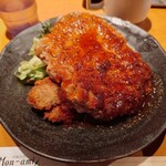 洋食の店 もなみ - ハンバーグの下に一口カツが3個。