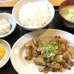 かつ美食堂 - 馬ホルモンニンニク炒め定食　1755円（2024.1月現在）