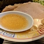 中華そば ちくりん - 魚介煮干しから取ったアニマルオフスープは透明感があり、仕上げに鶏油でコクを出している。