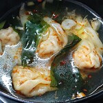 Baku ryuu - 莫龍中華食堂 ＠茅場町 辛味調味料をワンタンスープに投入して味変