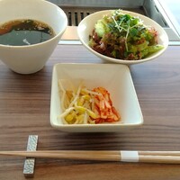 焼肉うしごろ 銀座店 - スープの細肉、柔！塩味の肉はキムチで塩気を調整し、ご飯に挑む。