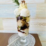 ファヴォリ - パフェ後ろから