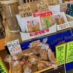 なかや売店 - 商品棚