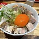 本気製麺 - チャーシュー丼TKG。卵黄の色からして味濃そう！