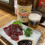 立呑み処 入部酒店 - 料理写真:瓶ビールと鯨赤身