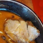麺や 六根 - 解りずらいかも？ですが、チャーシューがデカイ&太い❗で、旨いと…。ナカナカのお得感に‼️…‥