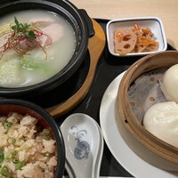 Japanese & Modern Chinese 嵐山 - 柔らか鶏肉と白菜の塩白湯土鍋麺1,100円ドリンク付 Japanese & Modern Chinese 嵐山 - 柔らか鶏肉と白菜の塩白湯土鍋麺1,100円ドリンク付