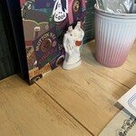 砂の岬 - この夫婦の置物が、どの席にもある