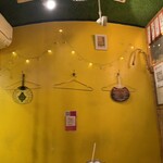 BAJO - イエローの店内が映える！