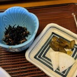 なおかつ - 小鉢（ひじき煮）　漬物