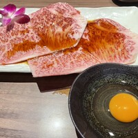 焼肉ダイニング MEGUMI 本店 - 和牛サーロイン焼きしゃぶ（生卵付）