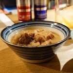 肉和タリ庵 - 牛すじと焼豆腐の白味噌煮込み　350円