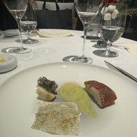 フィリップ・ミル 東京 - 魚料理「金目鯛の炙り蒸し 根セロリのヴェールとロティ ハーブ香るソースシャンパーニュ」