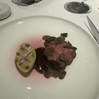 フィリップ・ミル 東京 - 肉料理「黒毛和牛のロティ メークインのフォンダンとマッシュルームのロワイヤル トリュフ香るジュ・ソース（「黒トリュフ」を追加）」