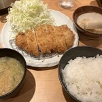 豚屋とん一 - ロースかつ定食(880円)