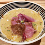 つじ半 - ぜいたく丼 梅 1250円 の鯛だしのワラサの胡麻ダレ和えのせ