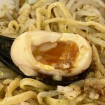 麺屋 みのわ - 味玉　焼豚は崩れてしまった