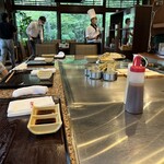 鉄板焼ステーキ 一ッ葉ミヤチク - 店内の雰囲気