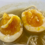 ヌードル＆スパイスカレー 今日の1番 - 燻製卵　あっぷ