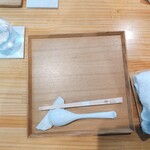 飯田商店 - ラーメン用のトレイ。おしぼりは熱々