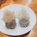 飯田商店 - つけ麺用のワンタン。右が鶏