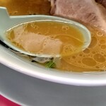山岡家 - 店内炊き出しの豚骨スープに程よい醤油ダレの中毒者は全国で数万人を超えるだろう