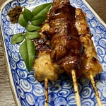 高嶋家 - 【焼き鳥】
            鰻屋さんですが焼き鳥が美味しいのです。
            ねぎま・レバー・もも
            焼き加減良く、またタレがいい味わい。
            お皿に添えた黒薬味の山椒の辛みが良いですね！