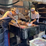 駿河屋 - 店頭の鰻捌きデモ