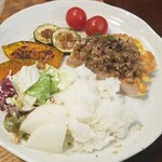 キッチン ブルー グローブ - 最後もご飯、サラダ、お新香を乗せて