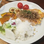 キッチン ブルー グローブ - もう一度、ご飯、サラダ、お新香を乗せて